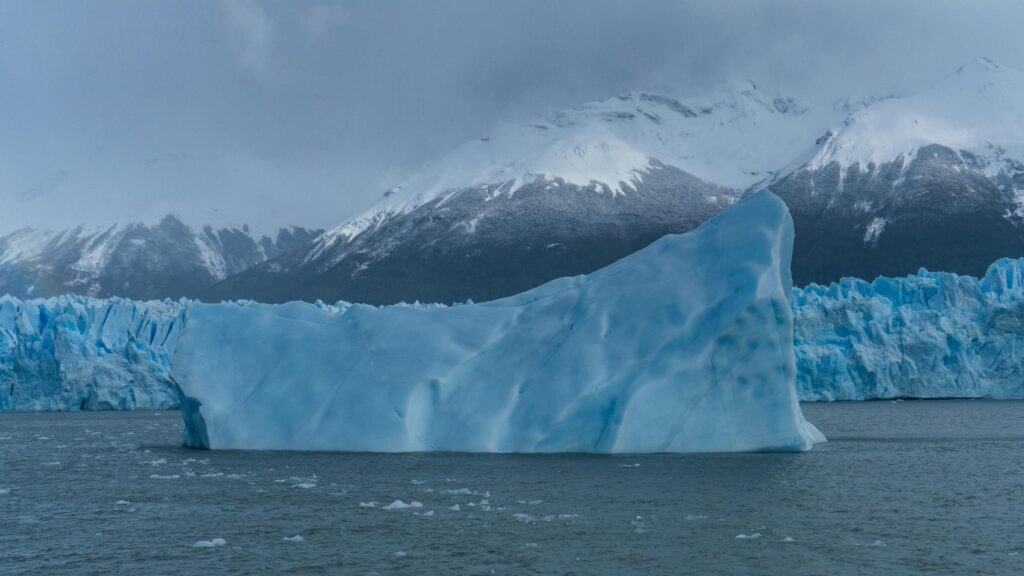 A stunning view of Glaciar Perito Moreno in Patagonia, Argentina across serene waters.